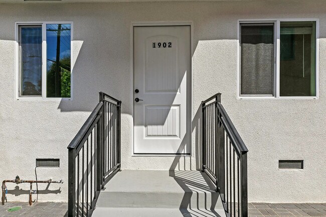 Building Photo - 1902 N Hollywood Way