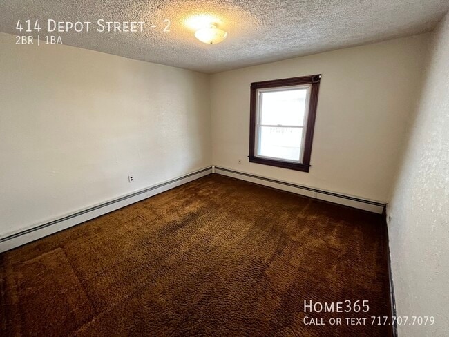 Building Photo - 2 bedroom, 1 bathroom Right next to Dickso...