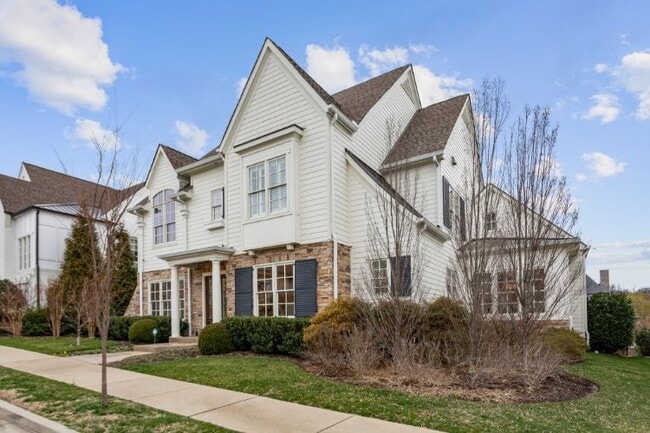 Building Photo - 425 Glen West Drive