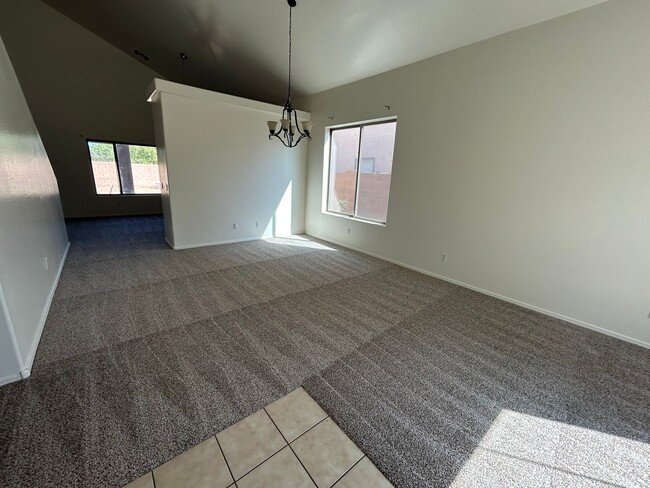 Building Photo - 2640 E Silversmith Trail