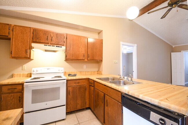 Building Photo - 1304 N Sugar Ridge Rd