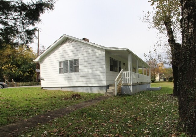 Building Photo - Absolutely adorable home in Oak Ridge. NO PETS!
