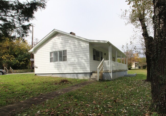 Foto del edificio - Absolutely adorable home in Oak Ridge. NO PETS!