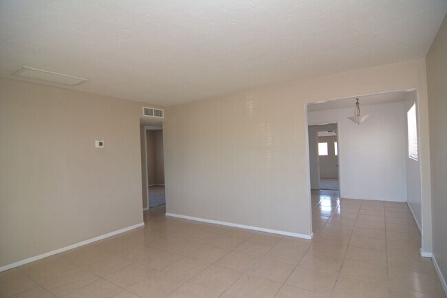 Foto del edificio - Charming 3 Bedroom 2 Bath House! Close to the UofA and Downtown!