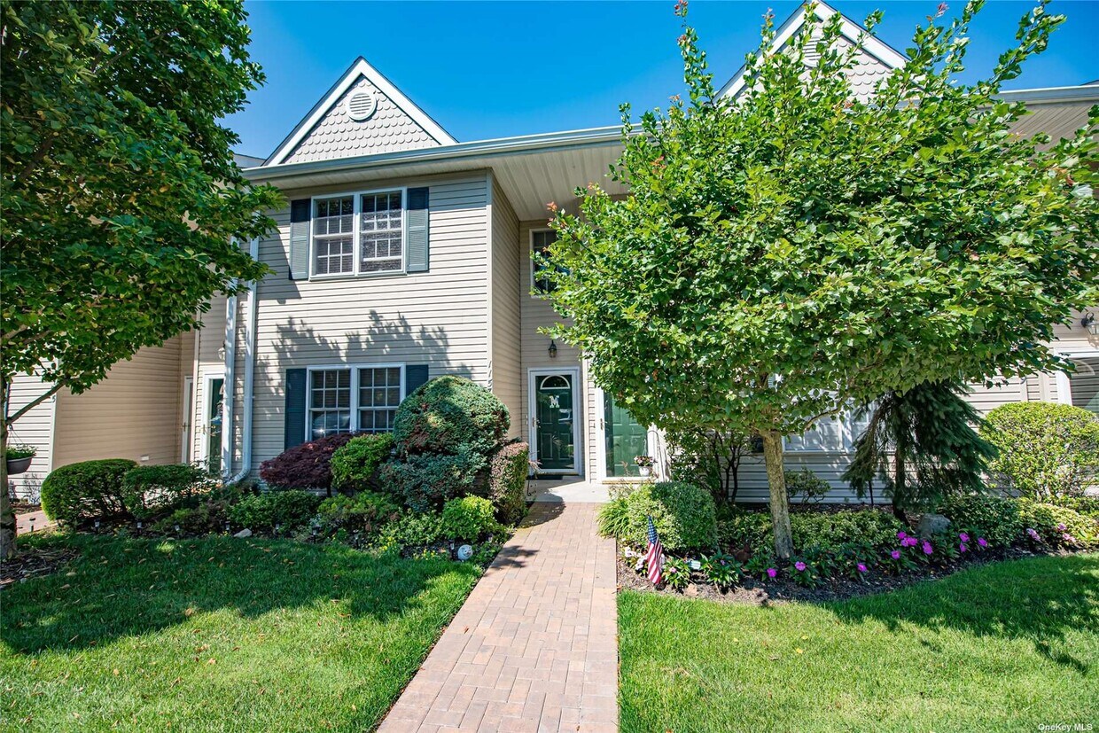 1157 Savoy Dr, Melville, NY 11747 Condo for Rent in Melville, NY