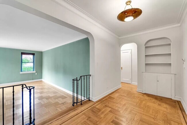 Building Photo - Spacious 1 bedroom 1 bathroom