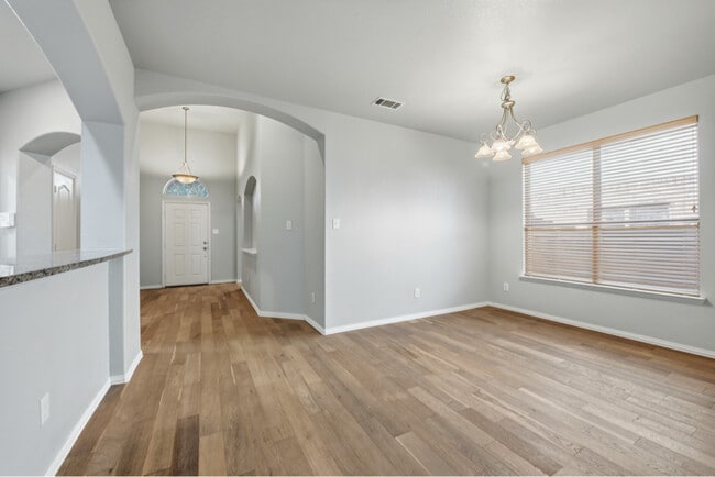 Foto del edificio - 4405 Grassy Glen Dr