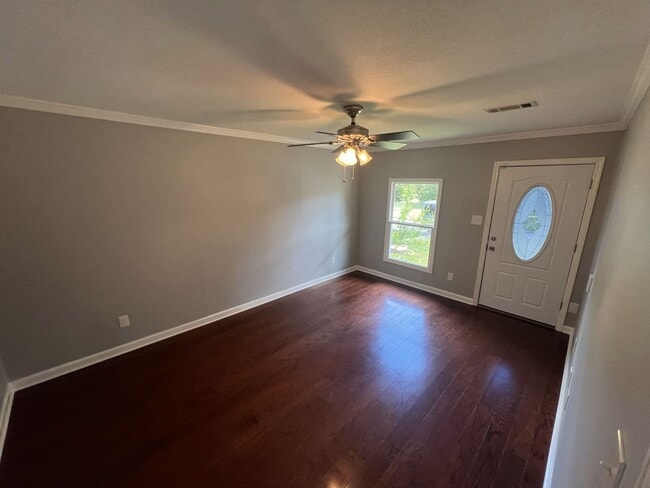 Building Photo - Beautifully remodeled 3-bedroom