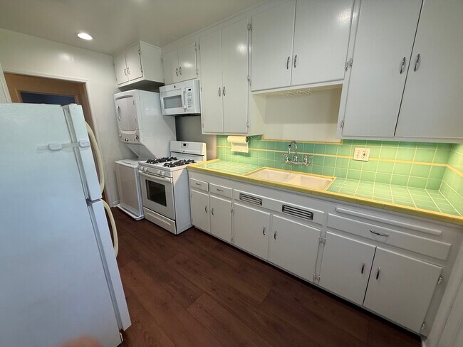 Cocina equipada con electrodomésticos y lavadora/secadora en la unidad. - 1755 Silver Lake Blvd