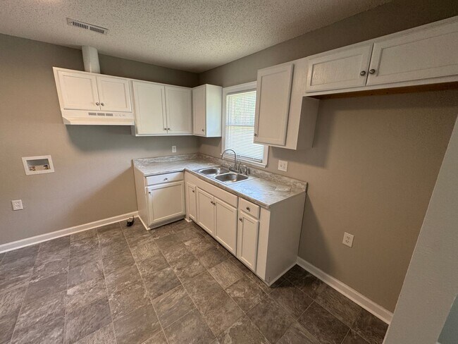 Building Photo - Complete renovation - like new constructio...
