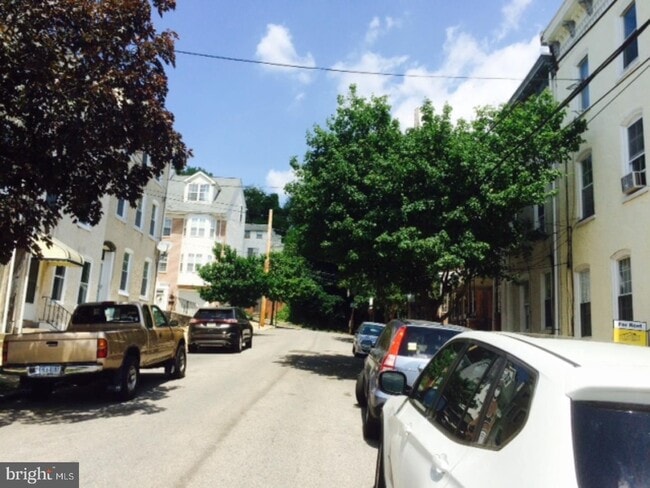 Building Photo - 226 Ripka St