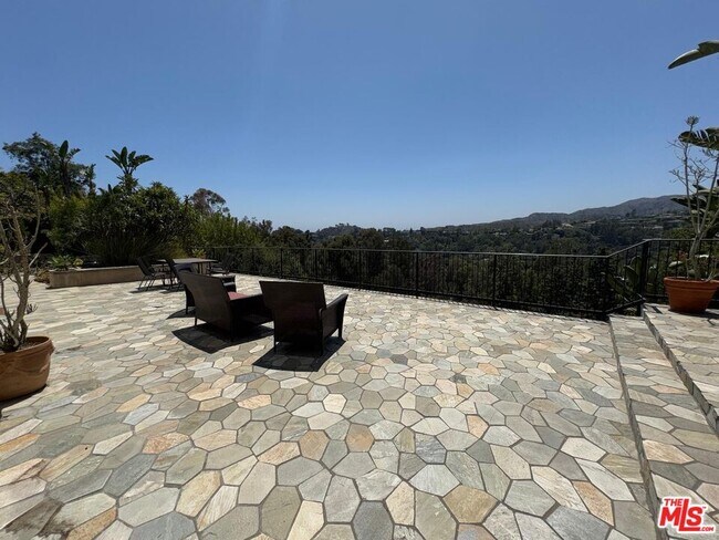 Foto del edificio - 911 Teakwood Rd