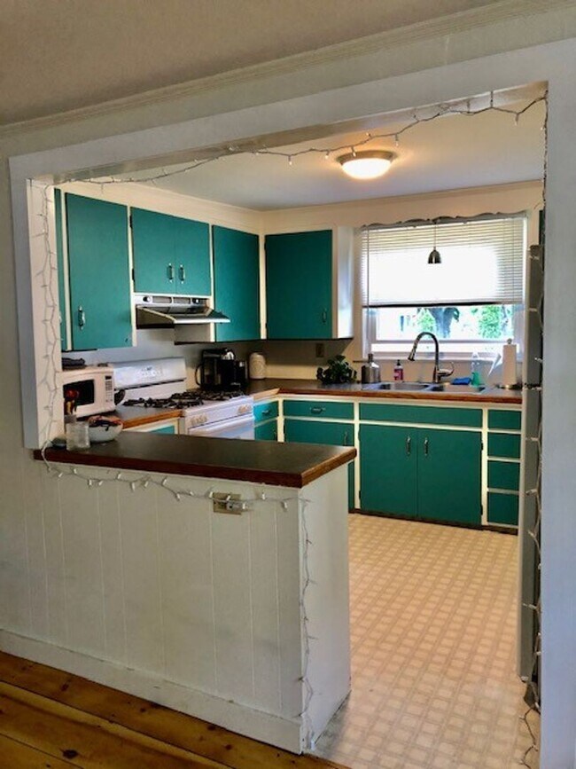 Building Photo - AVAIL. 3/15: 2 Bed/1 Bath: Amesbury, MA