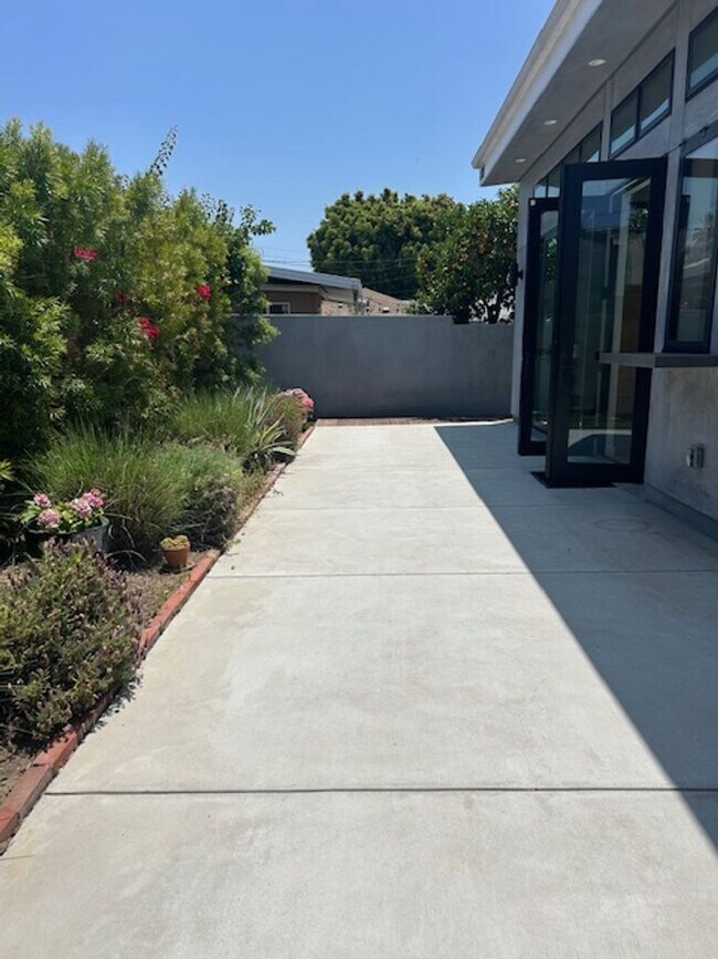 Foto del edificio - Spectacular one bedroom private ADU-garage...