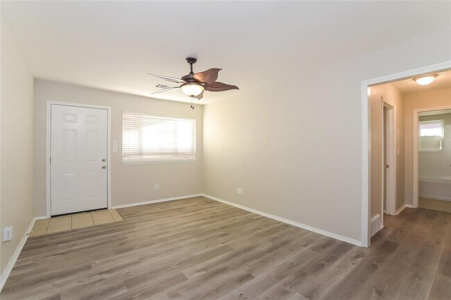Building Photo - 309 S Dallas Ave