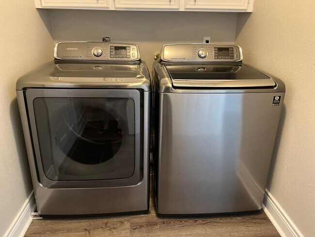 Foto del edificio - 4 bedroom, 2 bath - One story rental in Kingwood