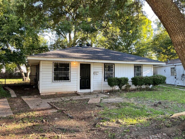 Building Photo - Remodeled 3 Bedroom Home