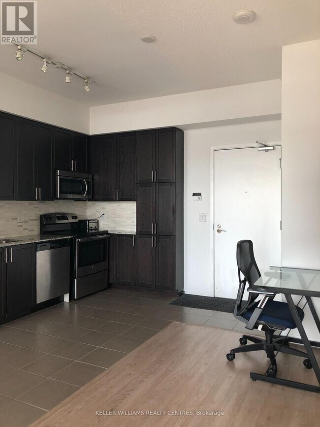 Photo du bâtiment - 830-830 Lawrence Ave W