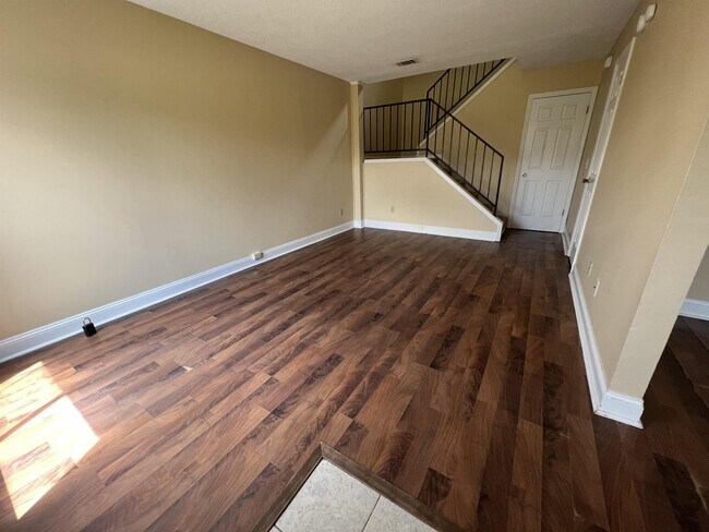 Building Photo - 323 Beverly St