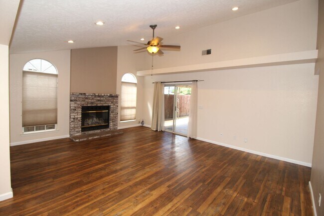 Foto del edificio - Cute NE Fresno Home near SHopping, Schools and Resturants
