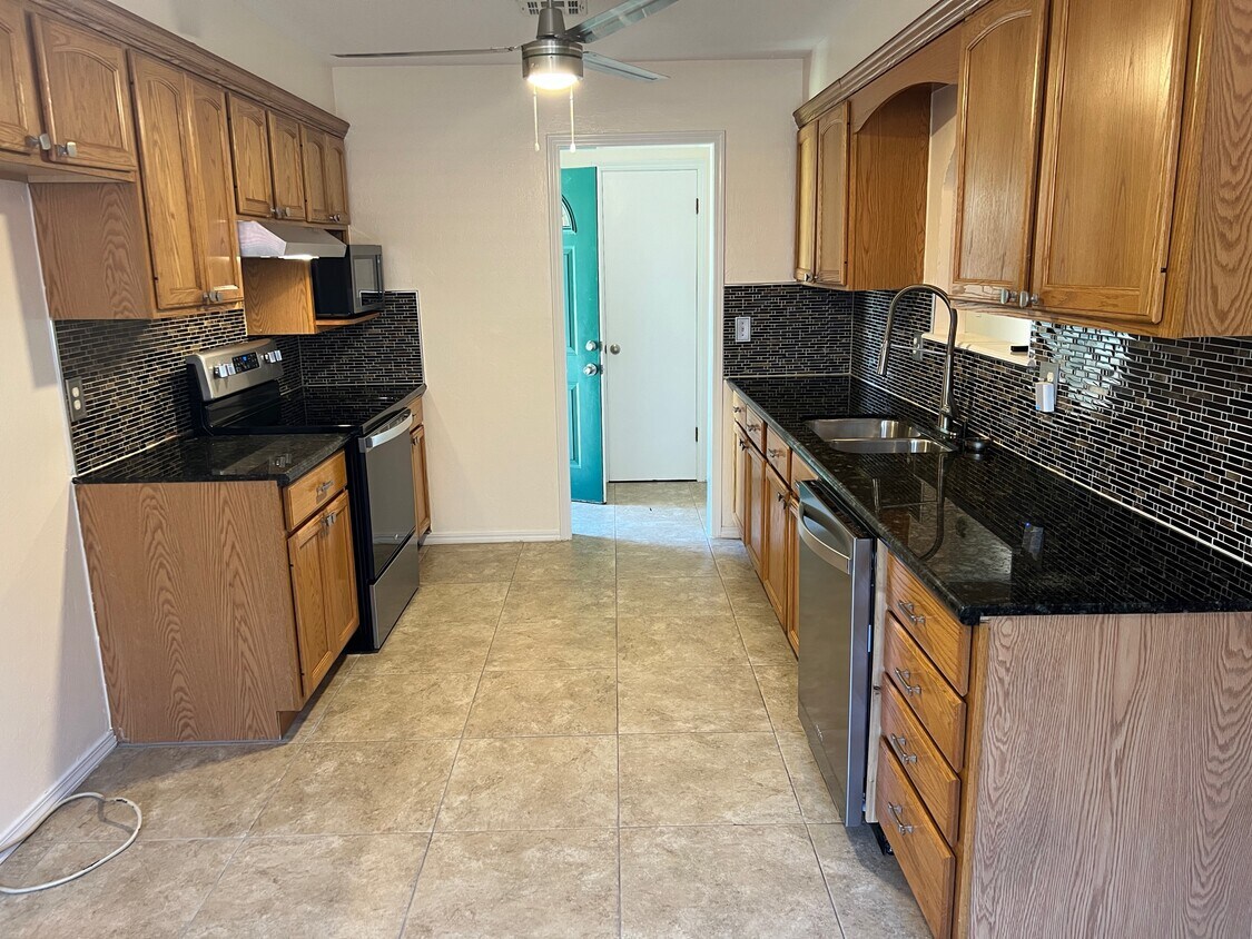 Kitchen with granite counters - 11013 N Brauer Ave