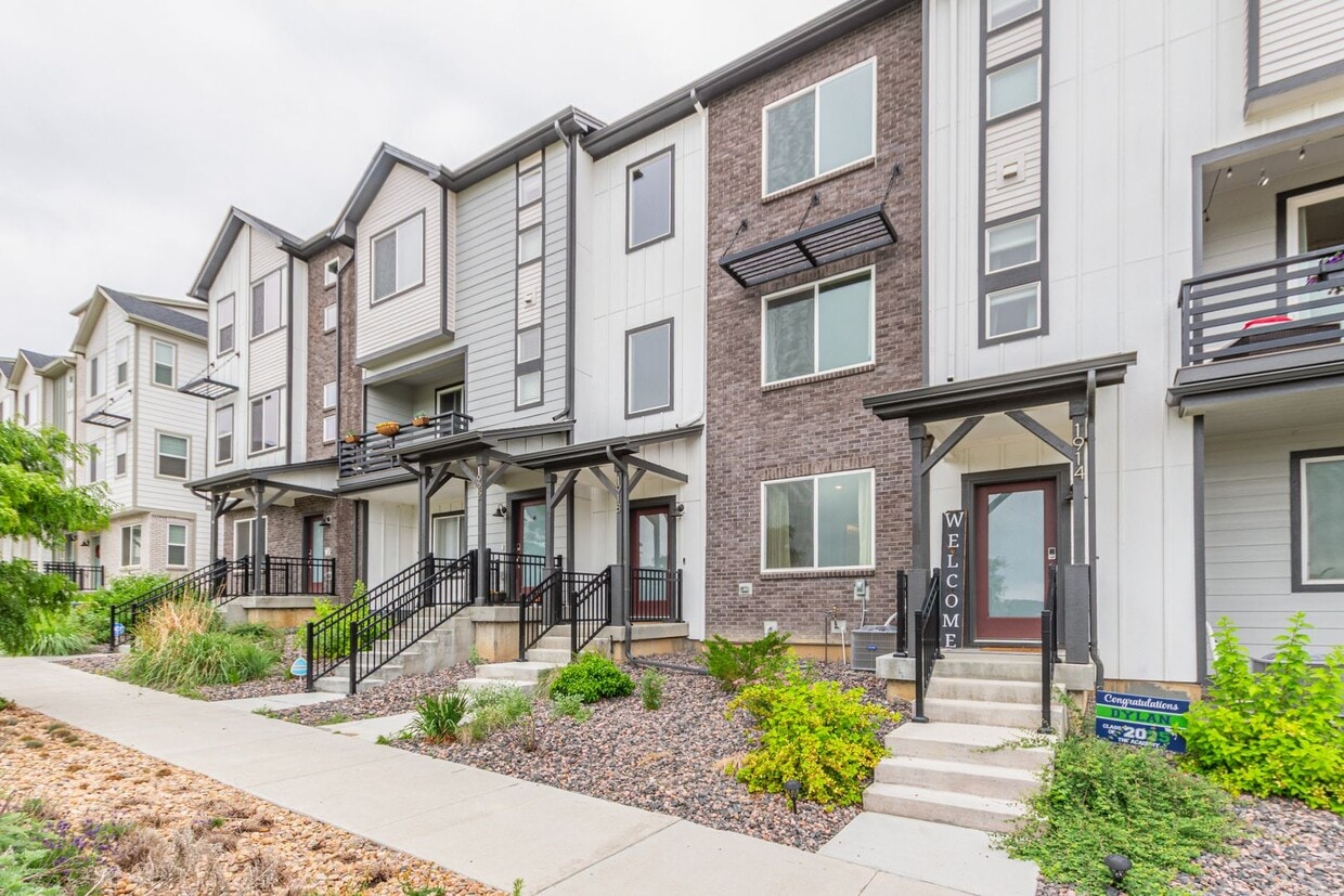 Immaculate, Well-Maintained 3 bed/3.5 Bath... - Immaculate, Well-Maintained 3 bed/3.5 Bath...