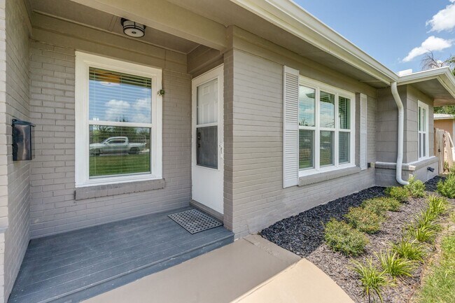 Building Photo - $500 Off First Month's Rent! Great House N...