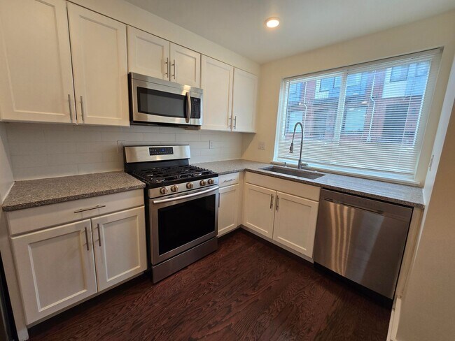 Building Photo - Modern Bright bi level 2 bed 2 bath apartm...