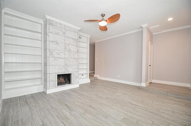 Foto del edificio - 7700 Creekbend Dr