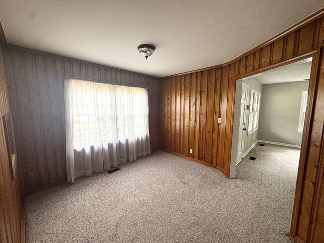Building Photo - 221 Shirley Dr