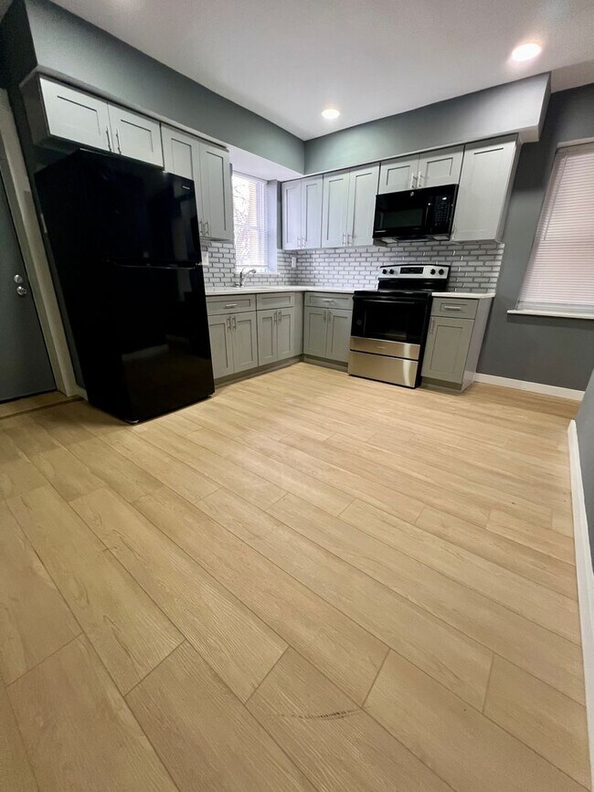 Building Photo - Fully Renovated 4-Bedroom Townhome in East...