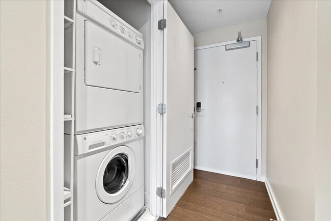 Building Photo - Experience Luxury Living in the Heart of C...