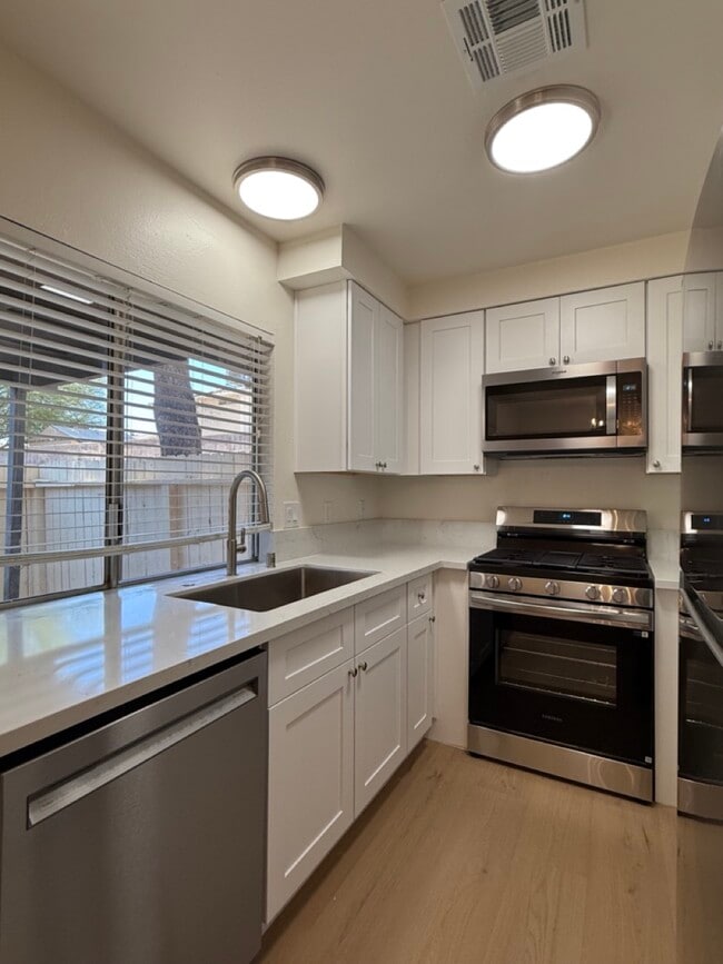 Building Photo - 6228 Meadow View Ln