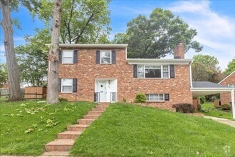 Building Photo - 664 S Greenbrier St