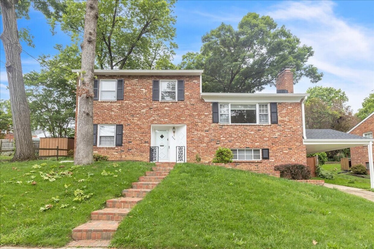 Primary Photo - 5 bed, 2 bath split-level