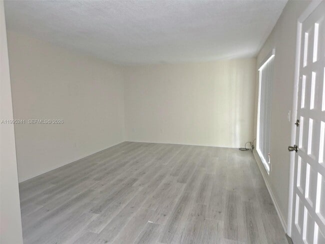 Building Photo - 10784 N Kendall Dr