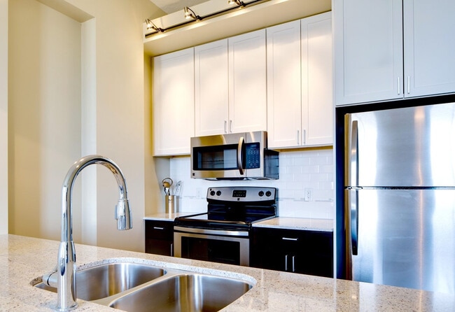 Building Photo - 430 Oak Grove