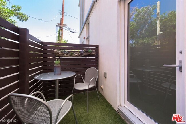 Building Photo - 2 br, 2.5 bath Townhome - 1436 N Detroit S...