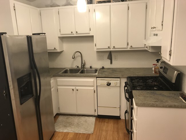 Foto del edificio - 512 Lewis Ln