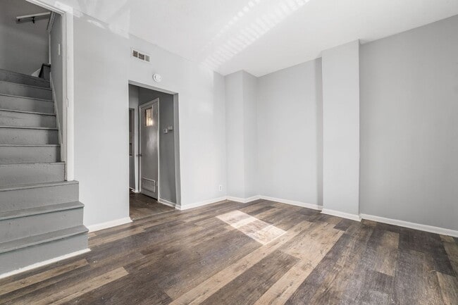 Building Photo - Freshly Updated Townhome Apartment!