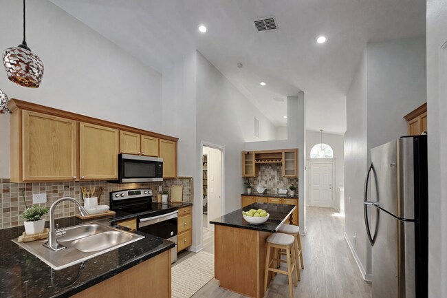 Foto del edificio - Newly Renovated Single Family Home | 3 BR/2BA | 1-Car Covered Parking | Gated backyard