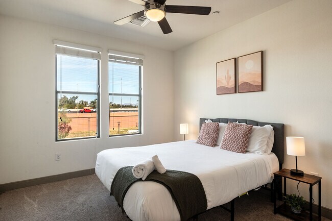 Foto del edificio - 555 N College Ave