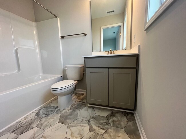 Building Photo - 2 Bed/2.5 Bath Townhome in Smithfield!