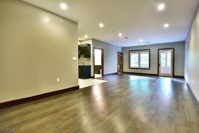 Foto del edificio - 8 Whitehall Rd