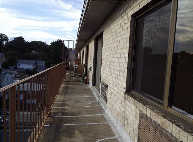Building Photo - 687 Bronx River Rd