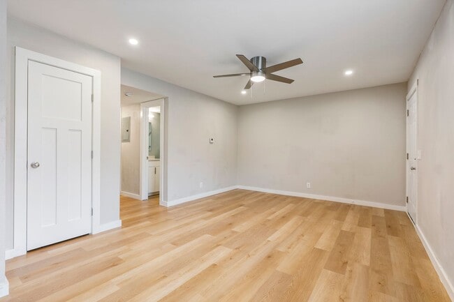 Building Photo - 811 N Pleasant St