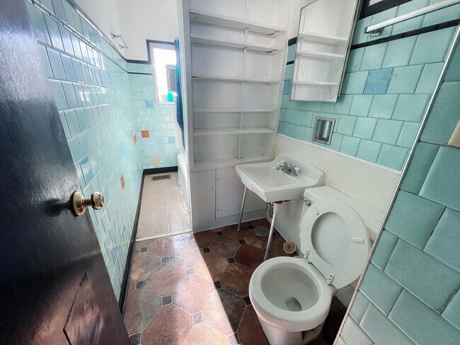 Bathroom - 653 W 28th St