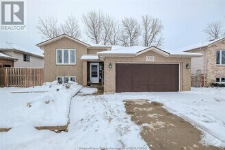 Building Photo - 755 Helena Cres