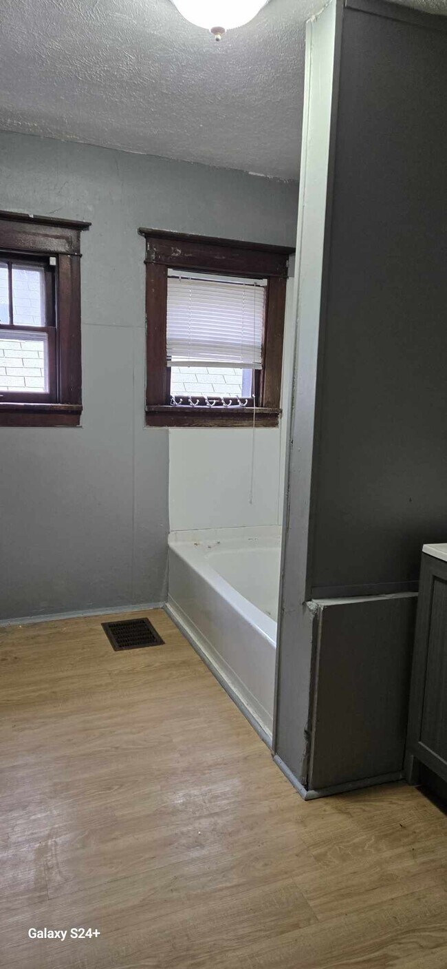 Building Photo - 610 Sloan St