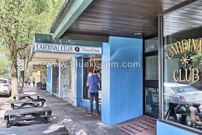 2 Bed, 1 Bath Unit in Laurelhurst Plex - 2 Bed, 1 Bath Unit in Laurelhurst Plex House